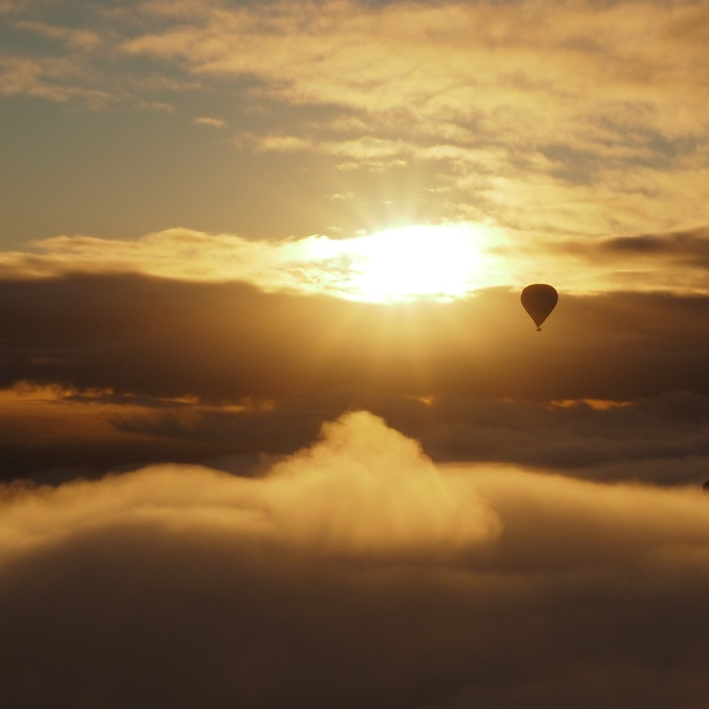 Can-Hot-Air-Balloons-fly-at-night-1-1.webp