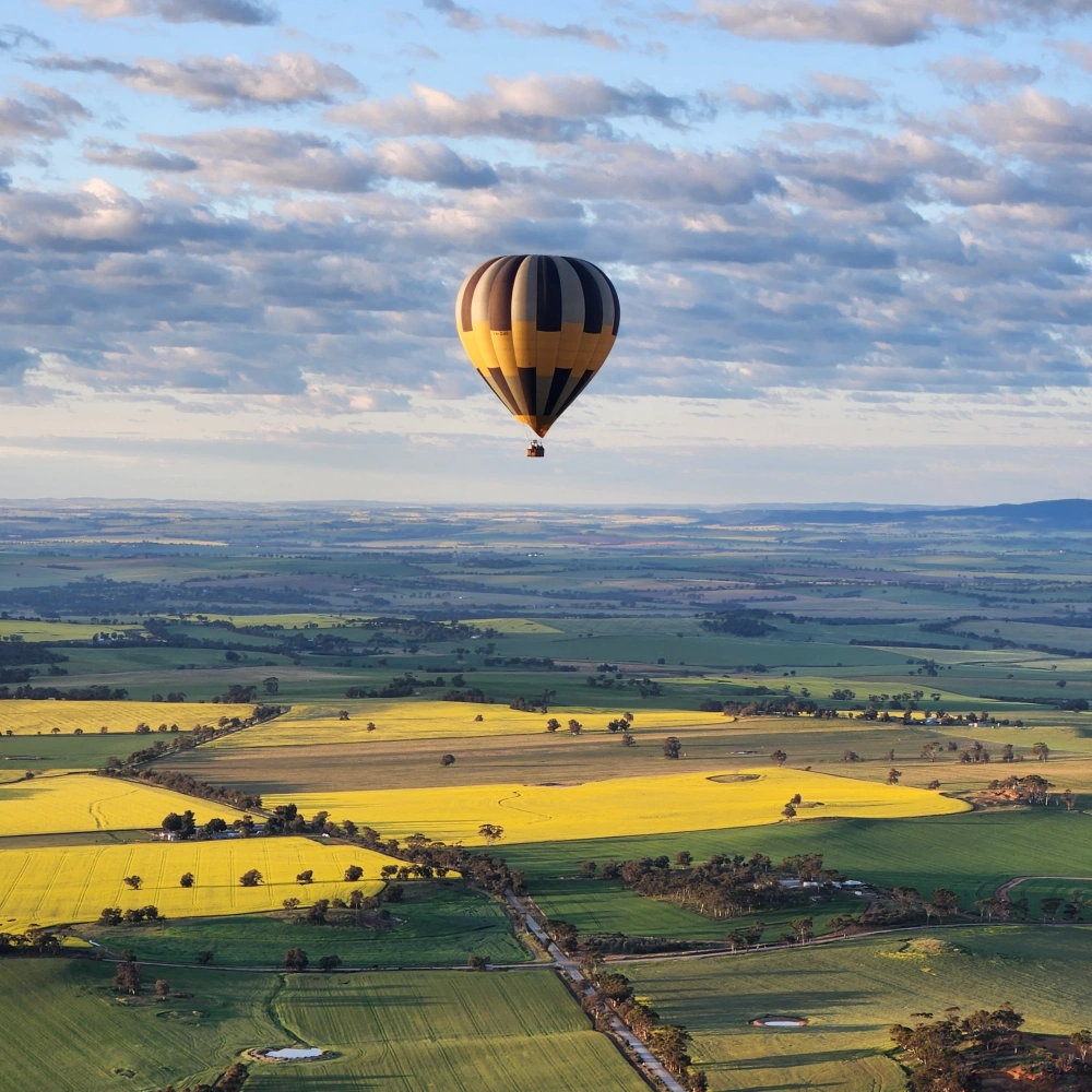 Can-hot-air-balloons-fly-at-night-2.webp